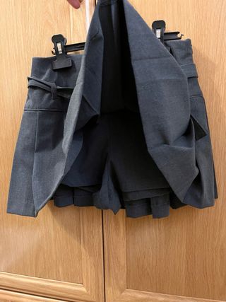 Falda gris de tablas con cinturón