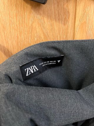 Falda gris de tablas con cinturón