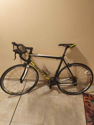 Bicicleta de carretera Scott – Negro y amarillo