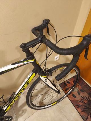 Bicicleta de carretera Scott – Negro y amarillo