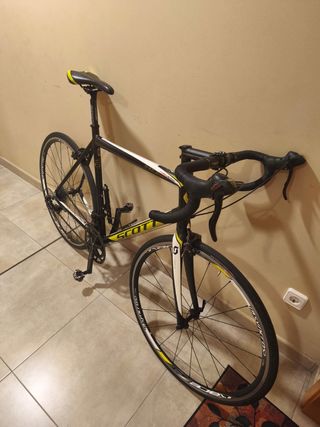 Bicicleta de carretera Scott – Negro y amarillo