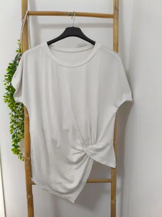 Camiseta blanca con nudo