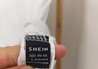 Camiseta blanca con nudo