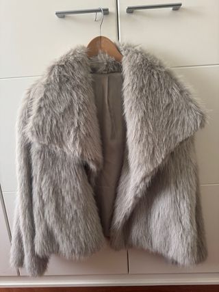 Abrigo pelo gris