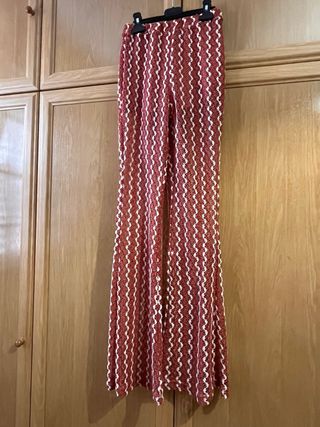 Pantalones de crochet rojos y blancos