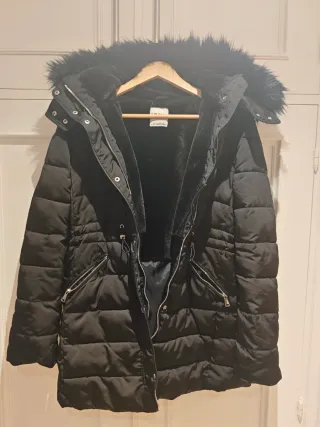 Abrigo Zara Negro con Capucha y Pelo