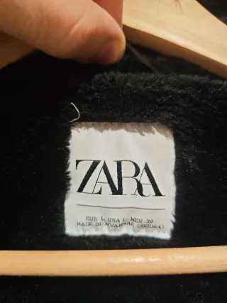 Abrigo Zara Negro con Capucha y Pelo