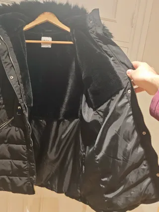 Abrigo Zara Negro con Capucha y Pelo