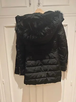 Abrigo Zara Negro con Capucha y Pelo