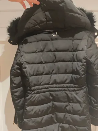 Abrigo Zara Negro con Capucha y Pelo