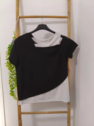 Camiseta negra y blanca