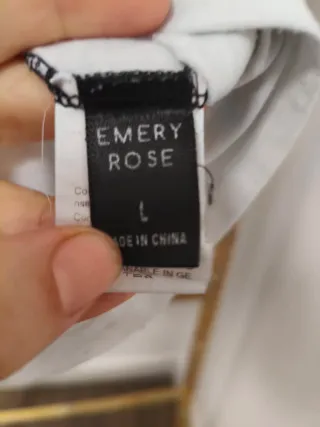 Camiseta negra y blanca