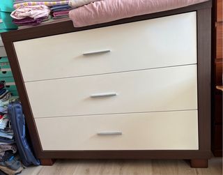 Cómoda de madera y plástico