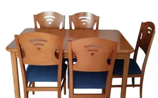 Mesa de comedor con 6 sillas de madera