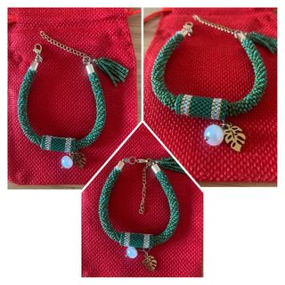 Pulsera de chaquira con dije de hoja