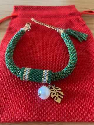 Pulsera de chaquira con dije de hoja