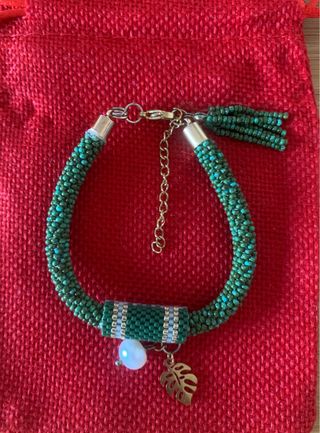 Pulsera de chaquira con dije de hoja