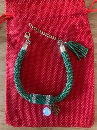 Pulsera de chaquira con dije de hoja