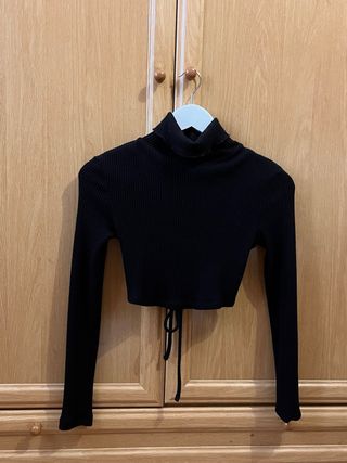 Jersey negro cuello alto crop top
