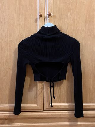 Jersey negro cuello alto crop top