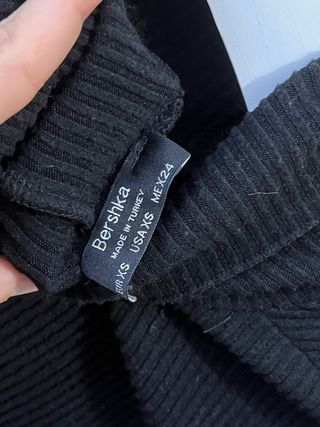 Jersey negro cuello alto crop top