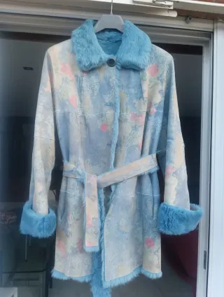 Abrigo piel floral azul con cinturón