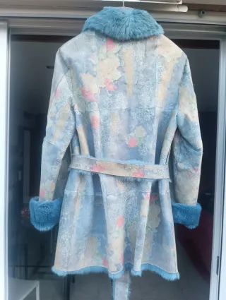 Abrigo piel floral azul con cinturón