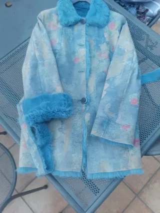 Abrigo piel floral azul con cinturón