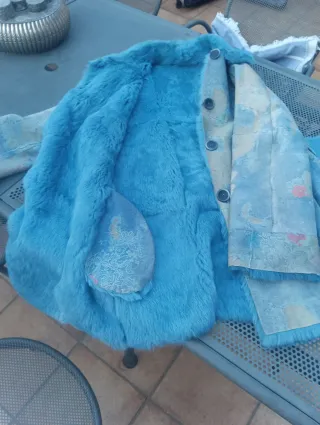 Abrigo piel floral azul con cinturón