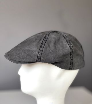 Gorra gris estilo boina