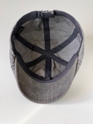 Gorra gris estilo boina