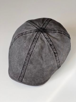 Gorra gris estilo boina