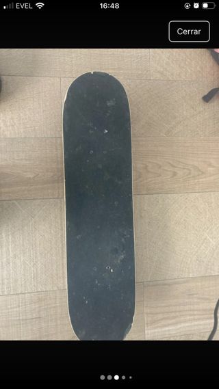 Skate con ruedas y casco
