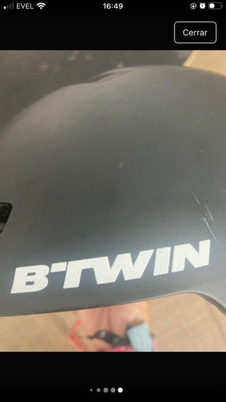 Skate con ruedas y casco