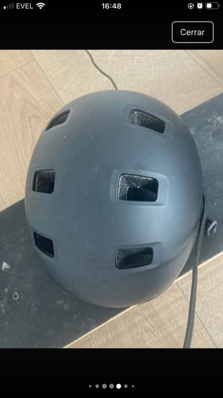 Skate con ruedas y casco