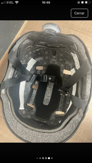 Skate con ruedas y casco