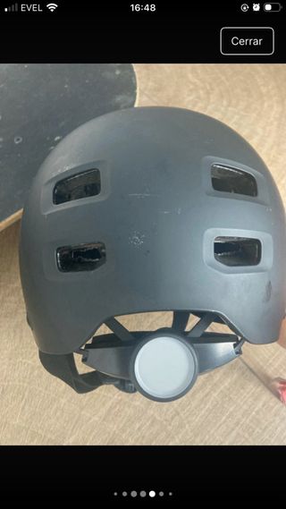 Skate con ruedas y casco