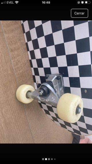 Skate con ruedas y casco