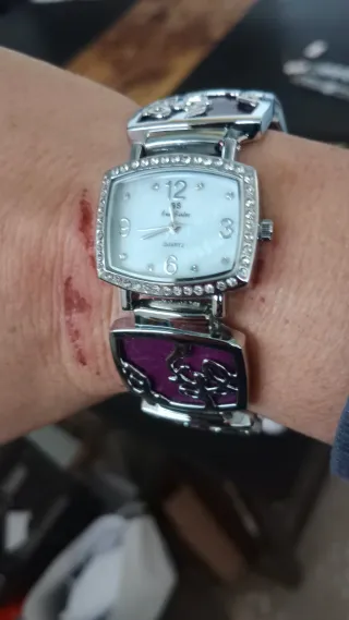 Reloj de pulsera plateado y morado