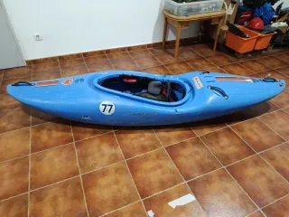 Kayak de río azul