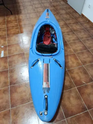 Kayak de río azul