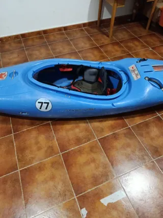 Kayak de río azul