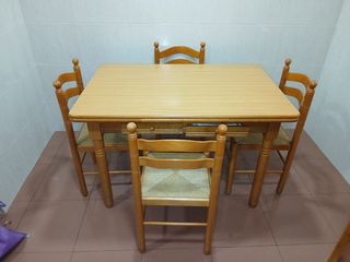 Mesa de cocina /comedor con 4 sillas.