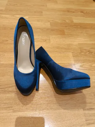 Salones de fiesta azul con plataforma