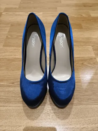 Salones de fiesta azul con plataforma