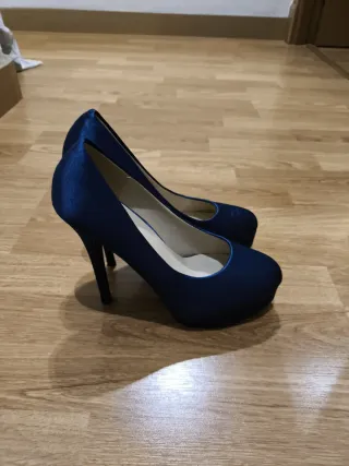 Salones de fiesta azul con plataforma