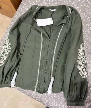 Blusa Zara bordados contraste Talla XS