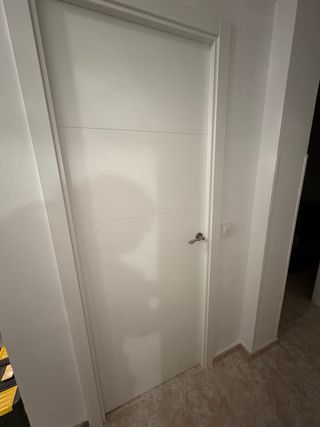Puerta blanca moderna