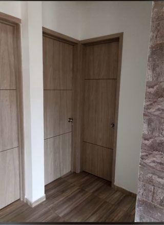 Puerta blanca moderna