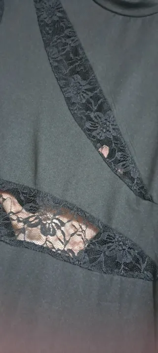 Vestido Negro Ajustado con Encaje